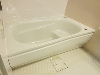 大きなレンジフードが圧迫感や暗さを感じさせてしまっていたK様のL型キッチン。 明るい最新機能のキッチンにされたいと、内装工事と一緒に キッチン、浴室、洗面化粧台を交換しました。